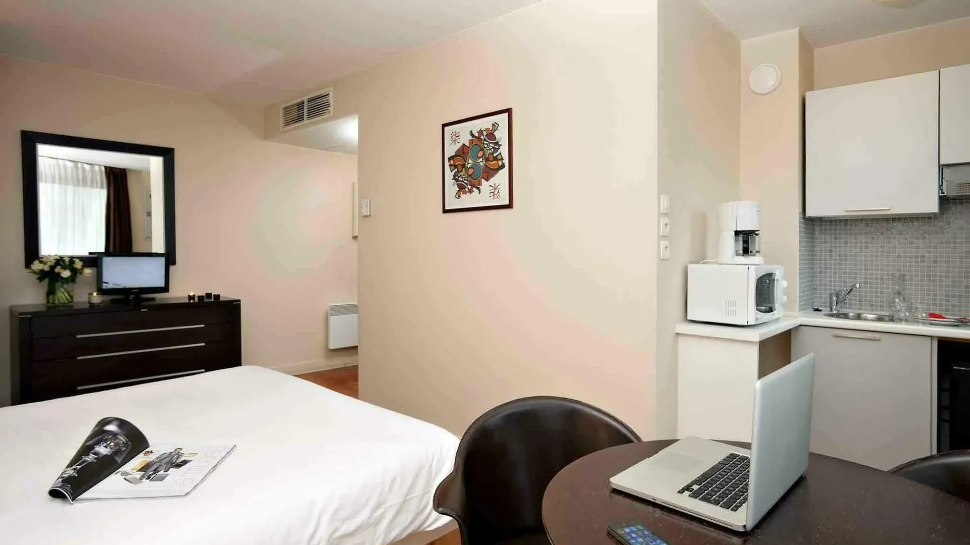 Aparthotel Adagio Access Paris Tour Eiffel St Charles 3*,  France